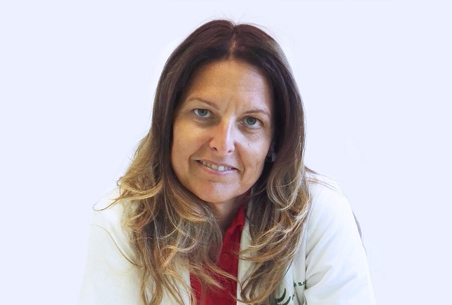 una donna in un cappotto bianco seduta.