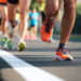 i corridori di maratona stanno correndo sulla strada