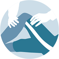 Una persona sta tenendo un ginocchio con una fascia blu.